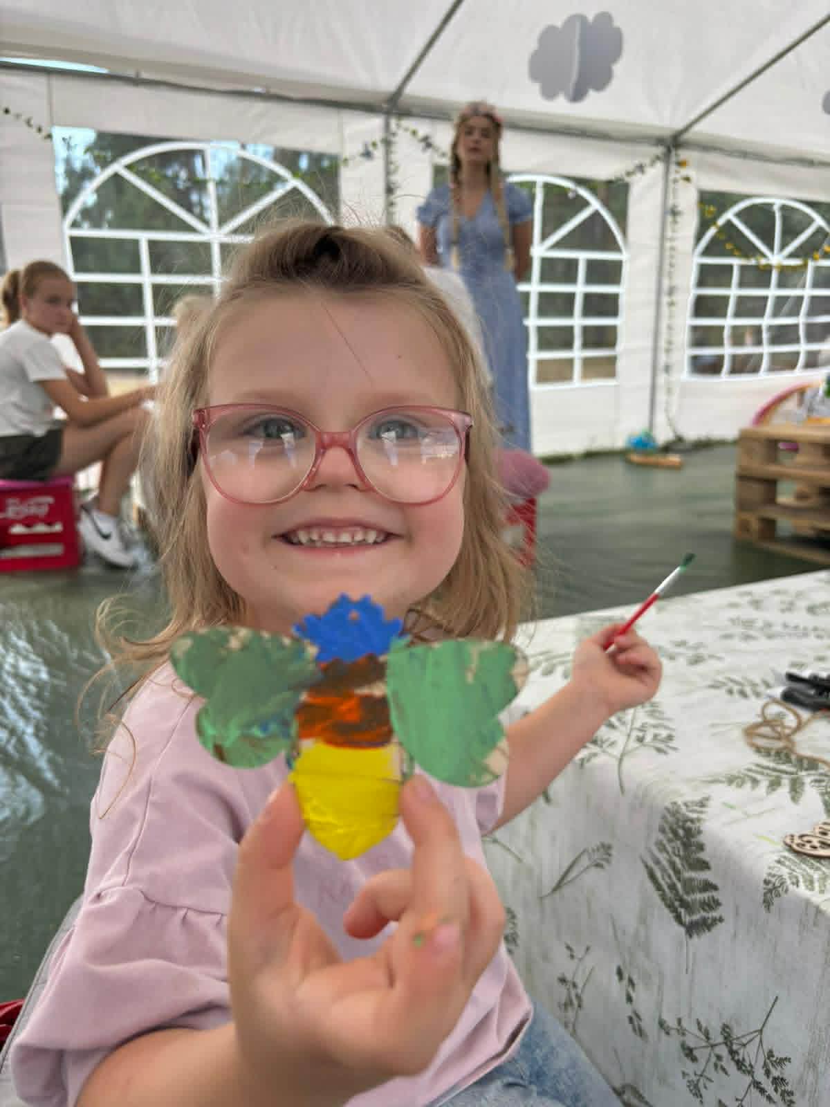 Dzieci podczas wycieczki w Zaczarowanym Lesie